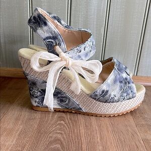 Floral Wedge Sandals - Blue and Cream